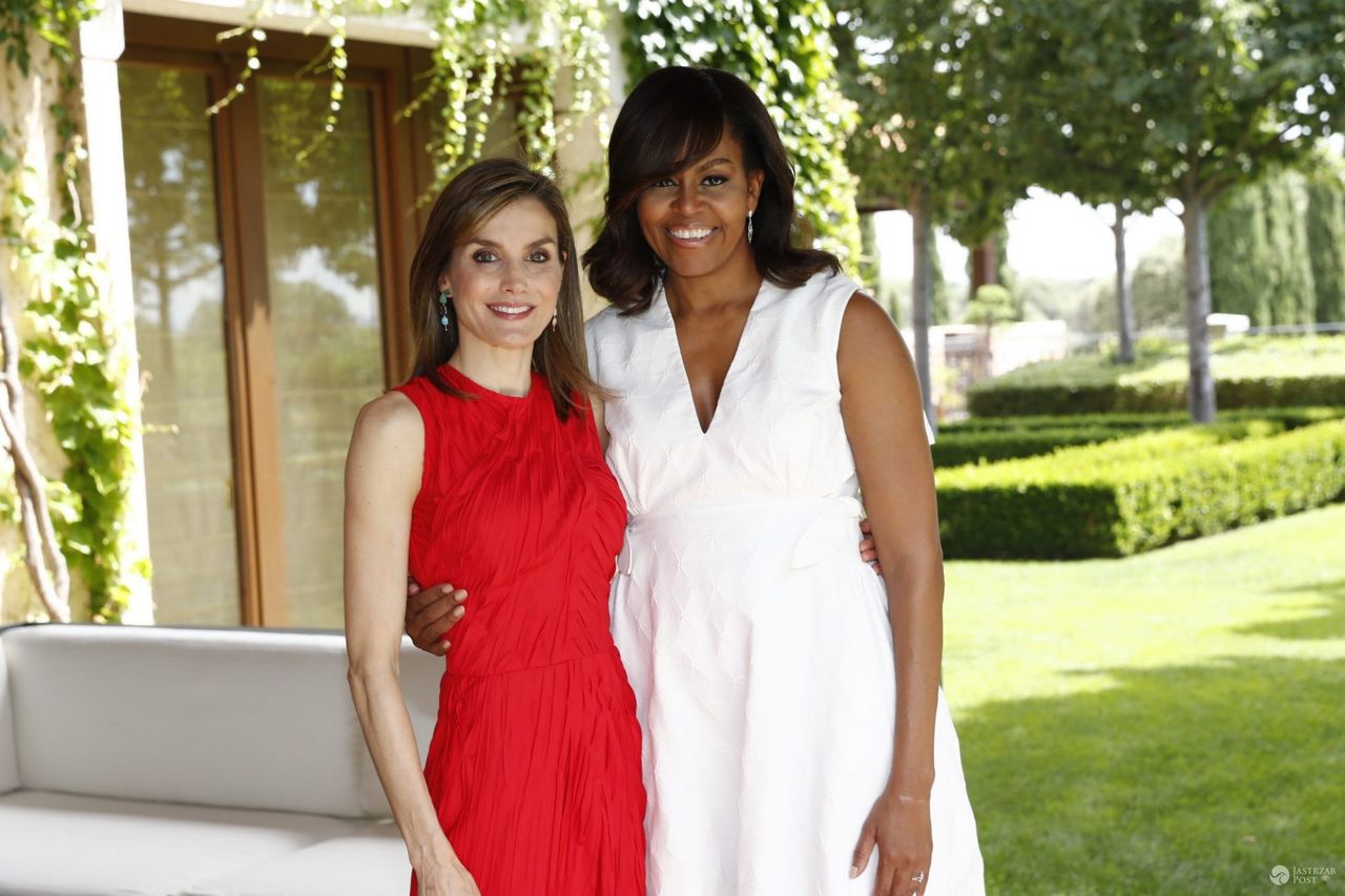 Królowa Hiszpanii Letizia (kreacja: Nina Ricci) i Michelle Obama (kreacja: Delpozo), spotkanie w Madrycie (fot. ONS)