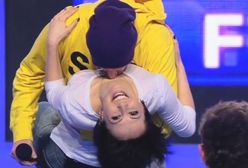 "X Factor":  Okupnik w miłosnym uścisku z uczestnikiem show! Czy to już podryw, czy tylko zabawa?