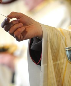 Ksiądz wezwał funkcjonariuszy, bo 13-latek nie połknął hostii. Tak wyglądało zgłoszenie na policję