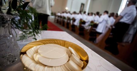 Bełchatów. Nastolatek wyjął z ust hostię. Prokuratura umorzyła sprawę