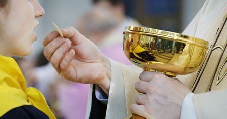 Interwencja policji w kościele. 13-latek nie chciał połknąć hostii. Jest reakcja łódzkiej kurii