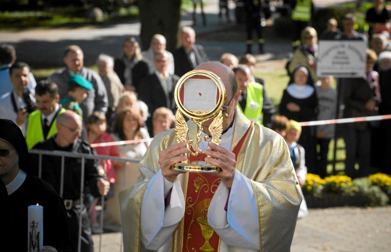 Hostia z krwistoczerwoną plamką. Jest reakcja Watykanu