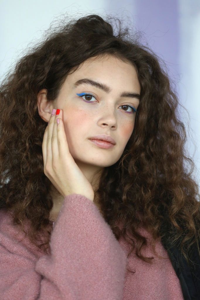 Modelka na pokazie kolekcji Tibi jesień-zima 2018/19 