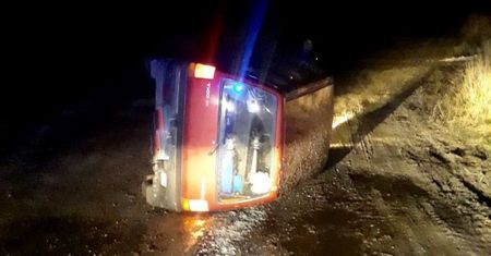 14-letni kierowca Tico uciekał przed policjantami. Przewrócił samochód