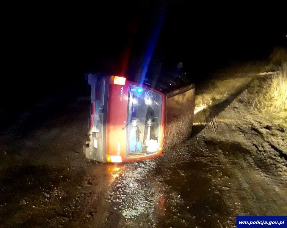 Kierowca Tico wjechał na nasyp kolejowy