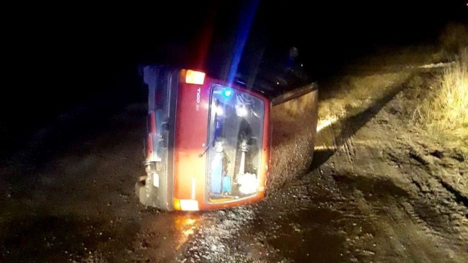 Kierowca Tico wjechał na nasyp kolejowy