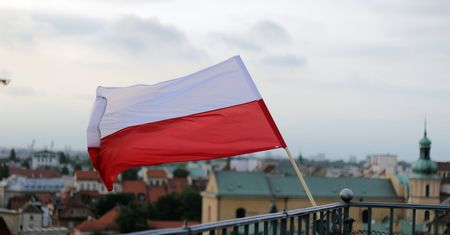 Dzień Flagi. Najlepiej umieścić ją na balkonie lub w oknie. Ma być czysta i niepognieciona, nie należy po niej pisać