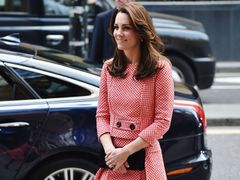 Kate Middleton w biało-czerwonej kracie