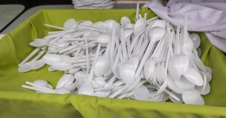Zakaz plastiku. Ban na 10 produktów, sklepy będą pobierały kaucje