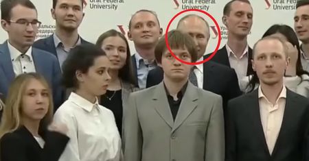 Rosja. Zasłonił Putina, gdy pozowali do zdjęcia. Nie trwało to długo