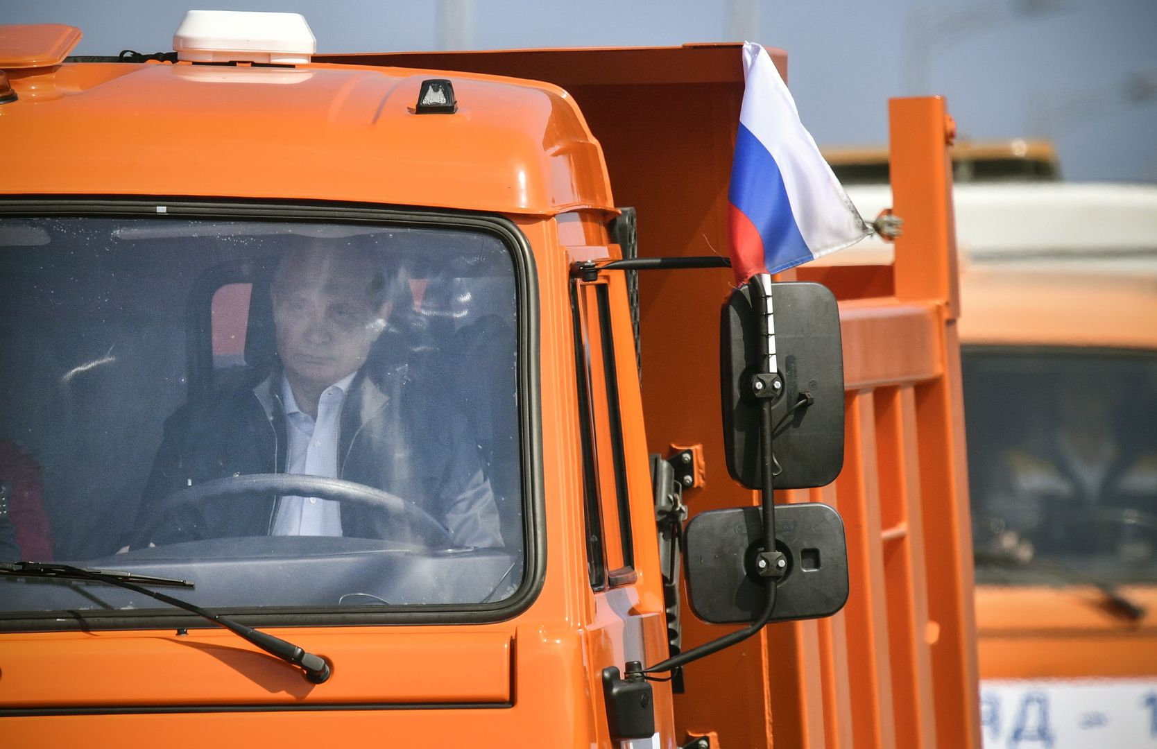 Putin wsiadł za kierownicę ciężarówki. Sprawdził nowy most na Krym