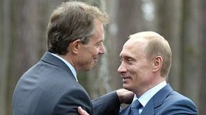 Prezydent Rosji Władimir Putin wita się z premierem Wielkiej Brytanii Tonym Blairem