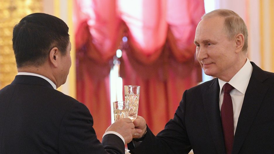 Prezydent Rosji Władimir Putin (P) oraz chiński ambasador Zhang Hanhui (L)