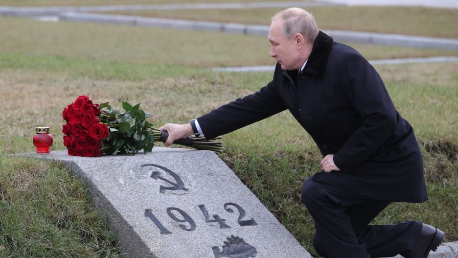 Rosja. Władimir Putin składający kwiaty na pomniku ofiar obrony Leningradu