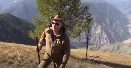 Rosja. Władimir Putin zbiera grzyby podczas urlopu na Syberii [WIDEO]