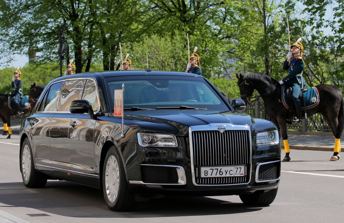Władimir Putin w nowej limuzynie. Samochód wyprodukowano w Rosji