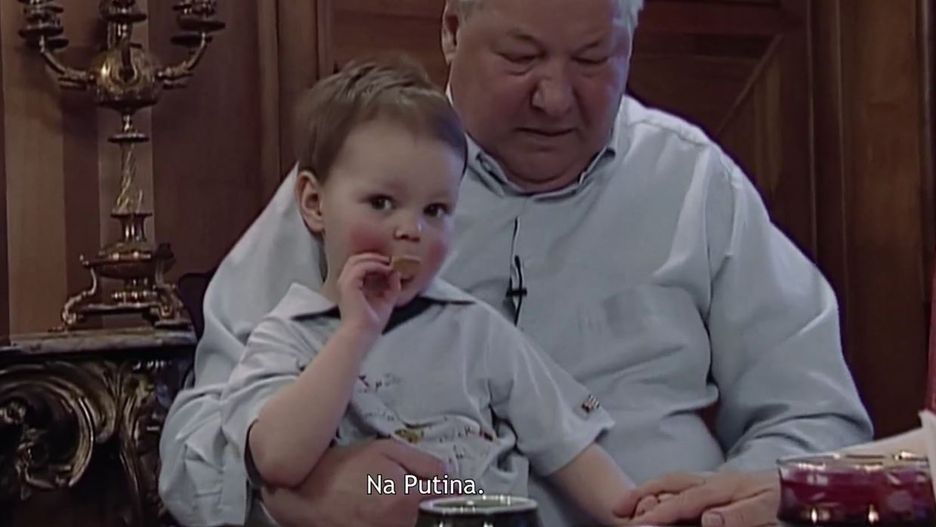 Putin został wybrany przez Borysa Jelcyna. W filmie pokazane jest, co działo się dalej.