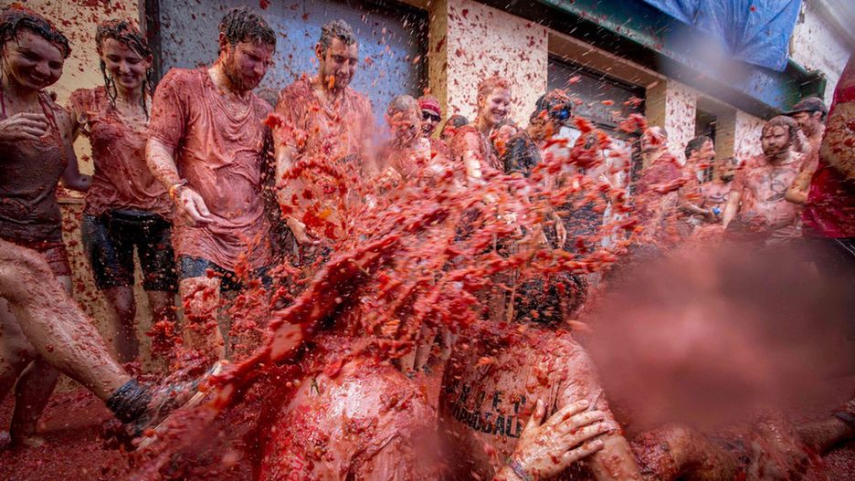 Tomatina to największa na świecie bitwa na jedzenie, w której uczestniczy co roku ponad 20 tys. osób