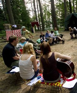 67 ewakuowanych z obozu harcerskiego. Na miejscu trzy zastępy straży