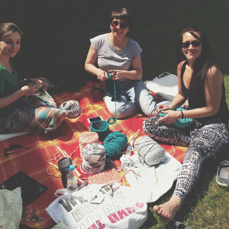 Green grass knitting and an exciting meeting!