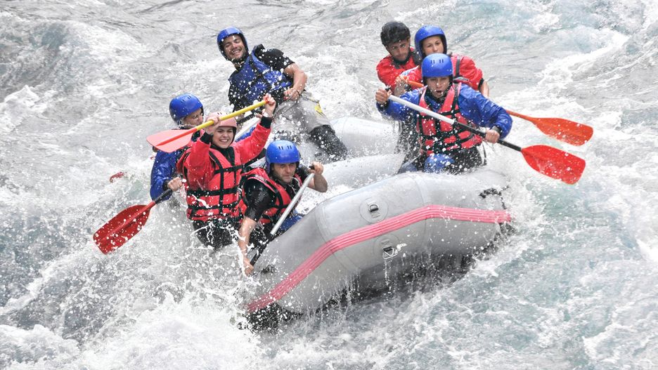 Rafting to spływ rzeką dla miłośników ekstremalnych atrakcji.