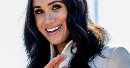 Tym razem mini! Meghan Markle pierwszy raz na Invictus Games postawiła na sukienkę. Biała kreacja od Valentino to majstersztyk