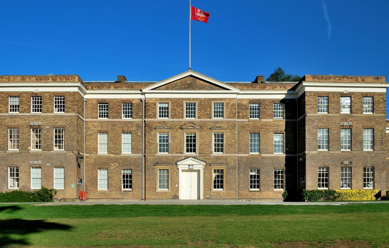 Zgadniesz, na jakie studia chodziły gwiazdy Hollywood?