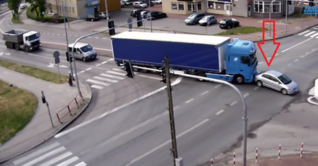 Kierowca tira robił co chciał z tym samochodem osobowym. A później odjechał