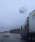 Bryła zmarzniętego śniegu wystarczy, by rozbić przednią szybę