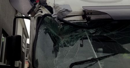 Z rozerwaną kabiną jechał ze Szwecji. Policja zatrzymała go 90 km od domu