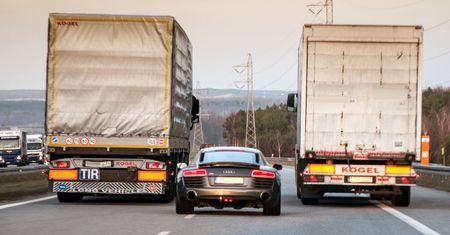 Nie jadę tak wolno, by trzymać się prawej strony. Nie wiemy, jak korzystać z autostrad