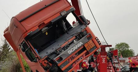 Kraków. Cysterna z chemikaliami rozbiła przebiła betonową barierę