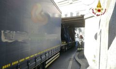 Genua: polski kierowca zablokował ruch. Utknął pod wiaduktem