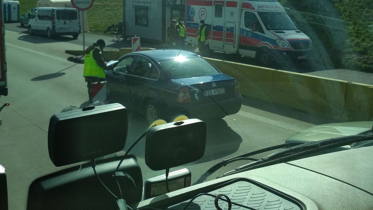 Na granicach oprócz zwykle obecnych tam służb, pojawiły się karetki.  