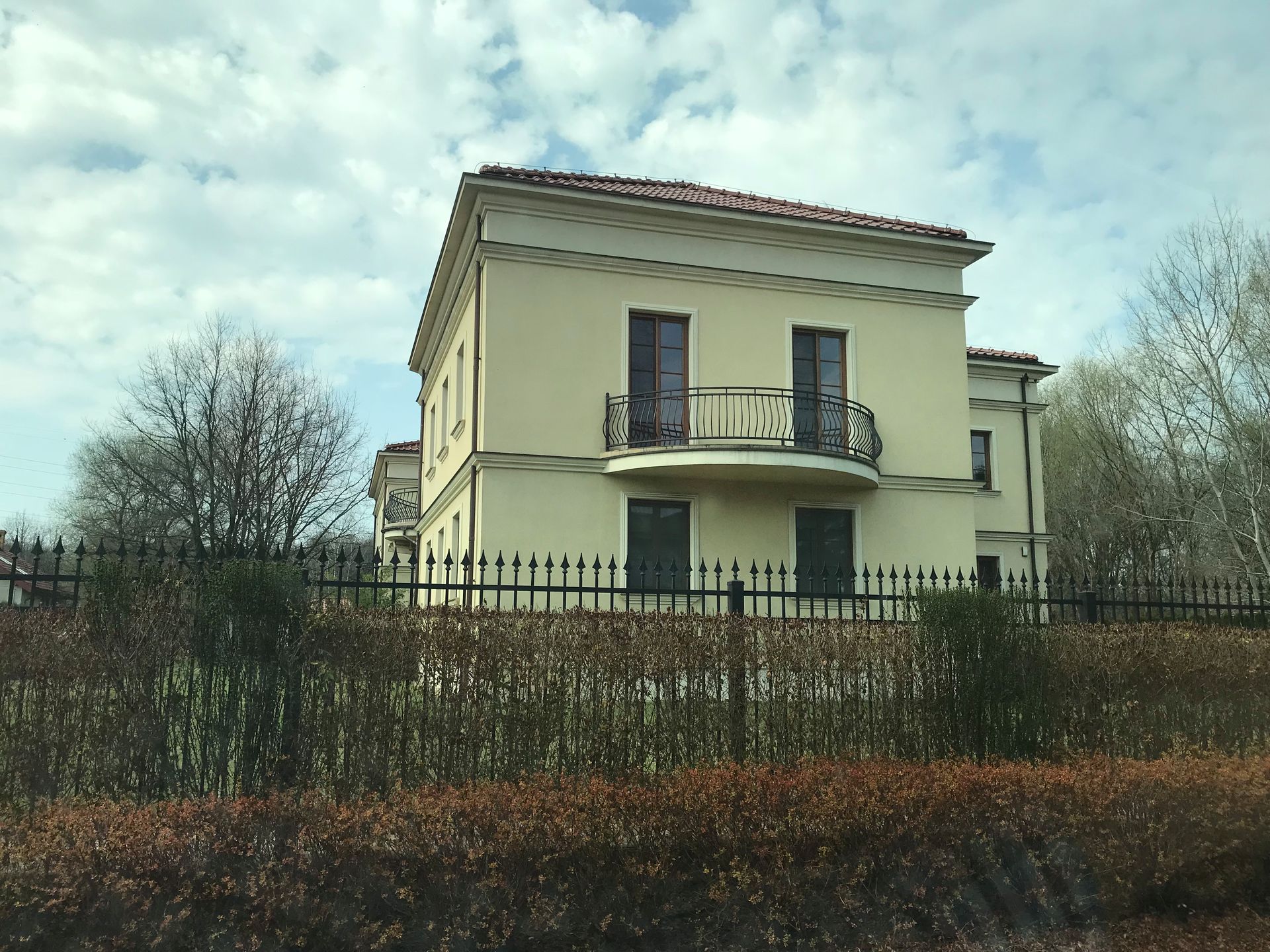 Apartamenty zgrabnie wpasowano na działce przy rezerwacie 