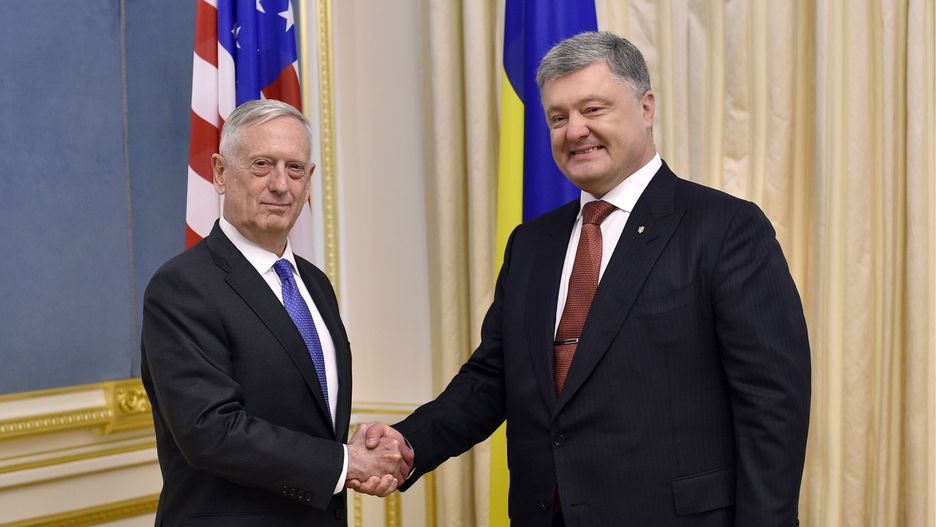 Szef Pentagonu James Mattis i prezydent Ukrainy Petro Poroszenko.