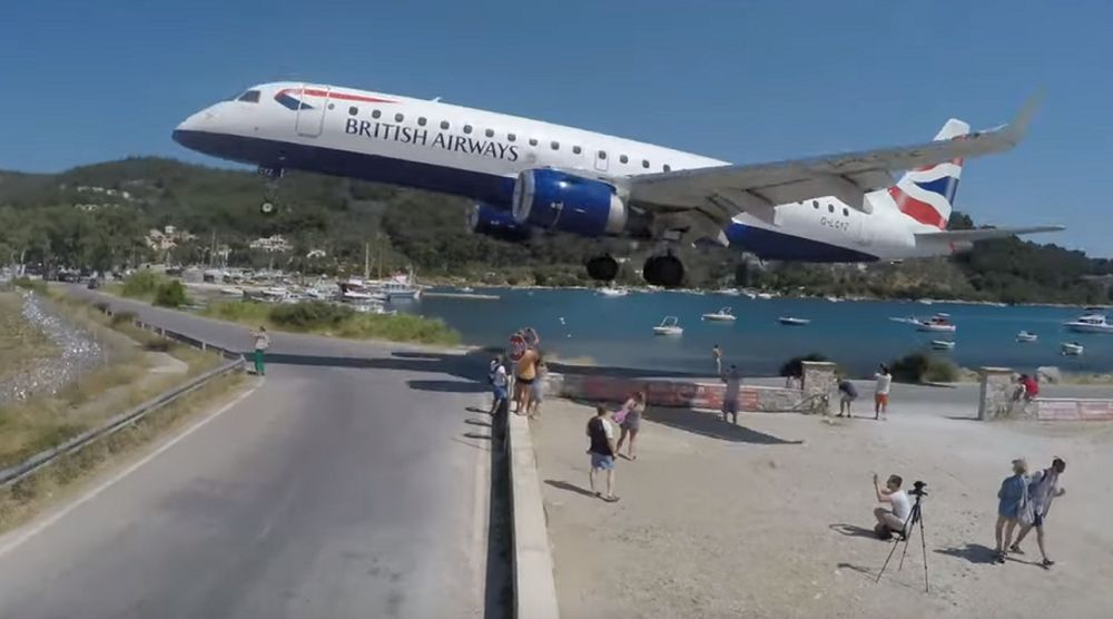 Samolot "musnął" turystów. Dla "selfie" ryzykują życiem