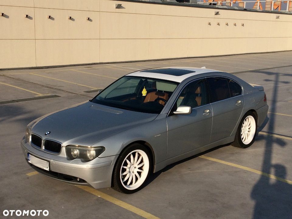 BMW serii 7 po modyfikacjach na sprzedaż. Poprzednim właścicielem był raper Tede
