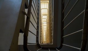 Leżał na klatce w kamienicy. Wstrząsające kulisy śmierci 44-latka