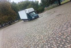 Furgonetka wjechała do fontanny. Wcześniej był tam piknik Koalicji Obywatelskiej