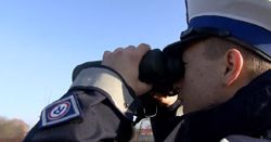 Policja wypatruje kierowców przez lornetki i wystawia wysokie mandaty za używanie telefonów