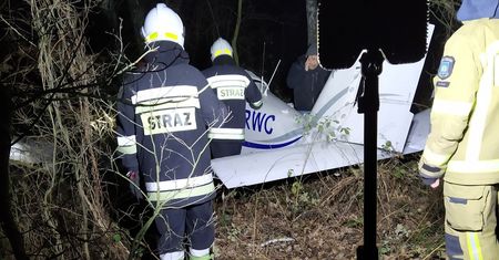 Awaryjne lądowanie awionetki w lesie koło Marek. To pilotka zawiadomiła służby
