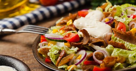 Sałatka gyros - ten przepis to hit. Jak ją zrobić?