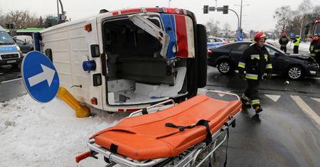 Poważny wypadek karetki. W środku byli ratownicy i pacjent