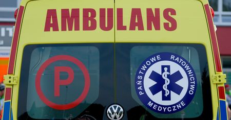 Michałowice. Zderzenie autobusu z autem dostawczym na DK7. 20 osób poszkodowanych