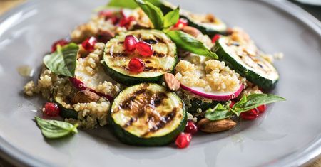 Sałatka z komosą, grillowaną cukinią i granatem