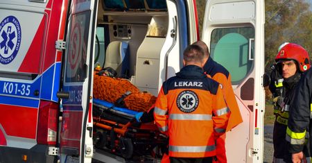 Kęty. Starsze małżeństwo potrącone na pasach. 72-latka jest ciężko ranna