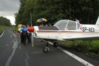 Awionetka awaryjnie lądowała na autostradzie