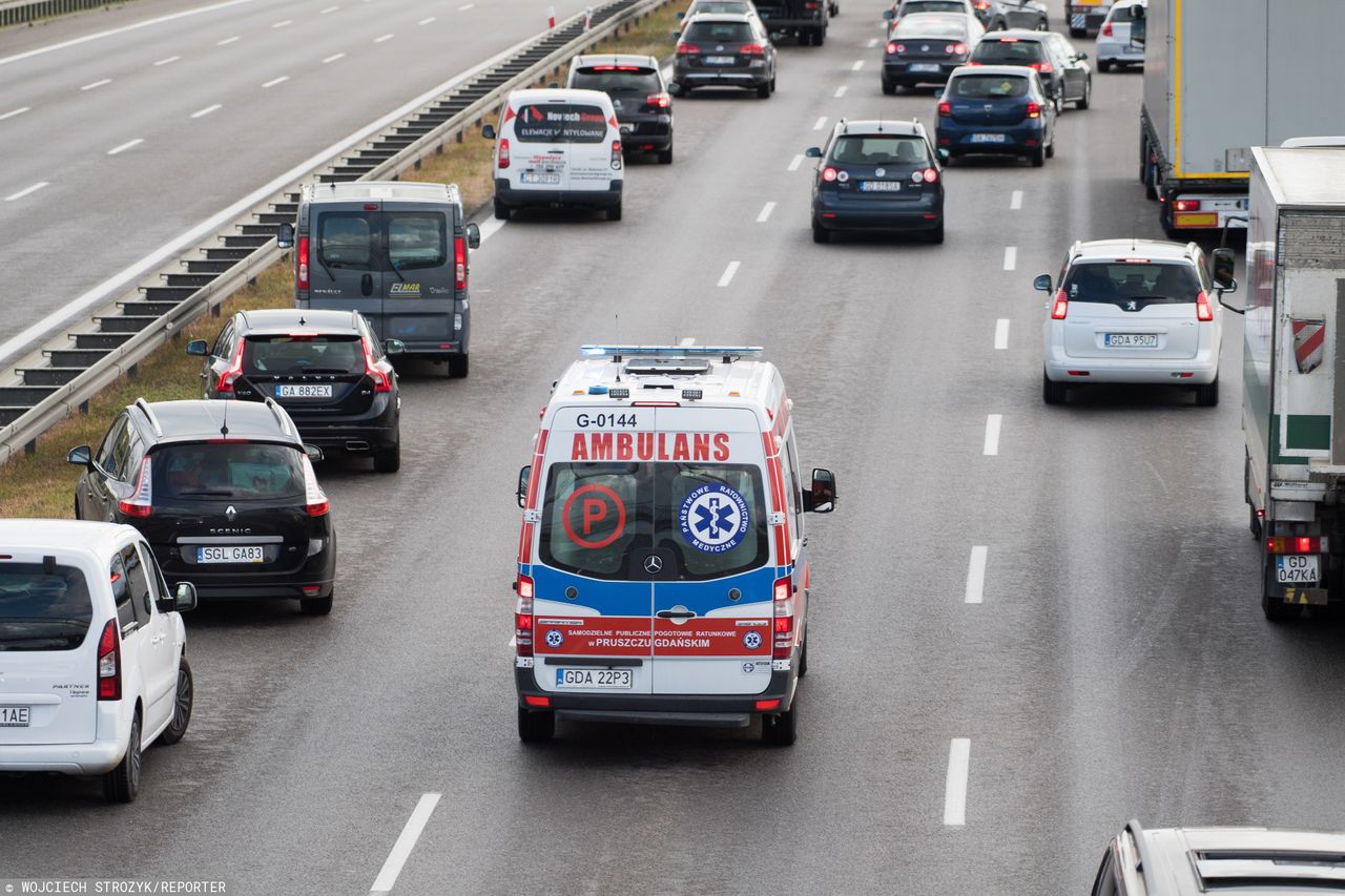 Nowe przepisy. Ważna zmiana ws. jazdy "na suwak" i "korytarza życia"