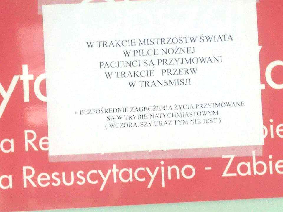 Ostrołęka. Napis na drzwiach gabinetu: "pacjenci przyjmowani tylko podczas przerw w meczu". Dyrekcja szpitala szuka lekarza-kibica